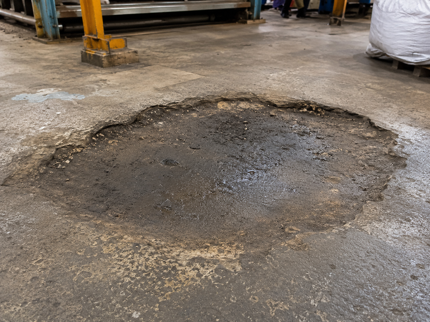 Uneven industrial floor levels affecting forklift and trolley movement